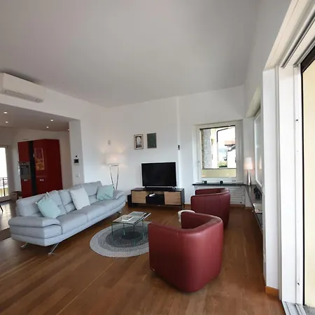 In A Prime Location On Maggiore Lejlighed Verbania